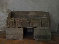 Perouges, Eglise, Sarcophage en pierre